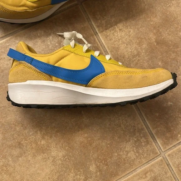 Nike Women’s Waffle Debut sneaker size 10 - Picture 3 of 5